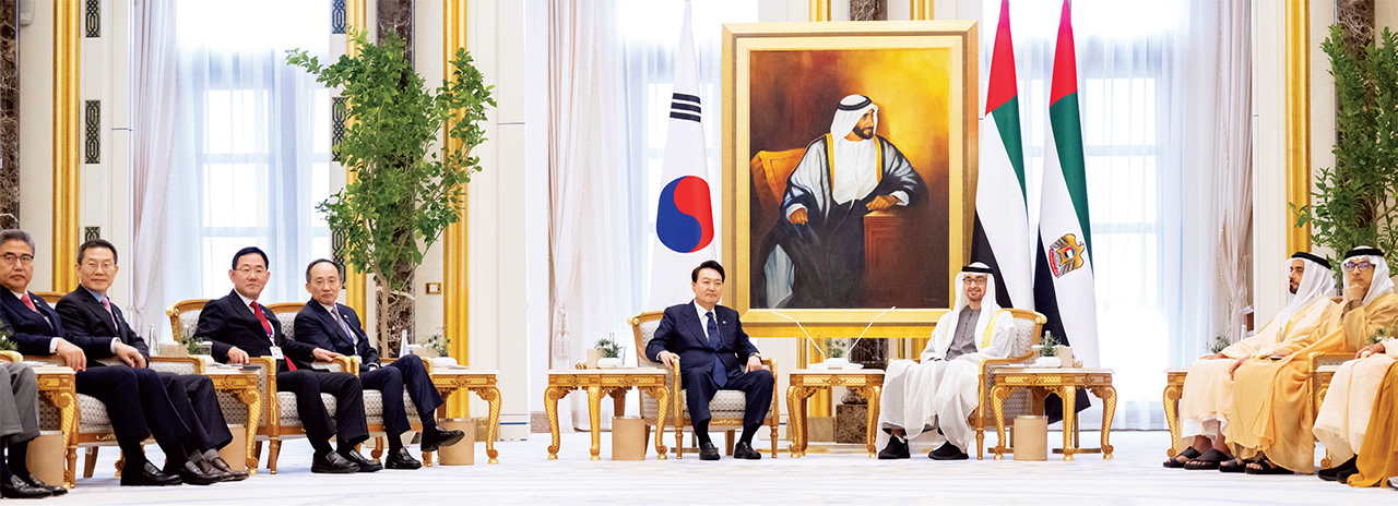 الصورة : محمد بن زايد والرئيس الكوري خلال تبادل المذكرات بحضور سيف ومنصور بن زايد