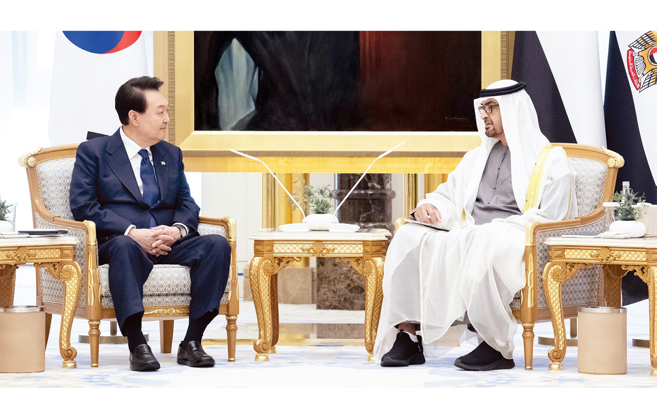 الصورة : محمد بن زايد في حديث مع الرئيس الكوري