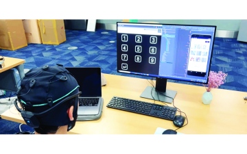 الصورة: الصورة: طلبة يبتكرون لعبة ألغاز باستخدام واجهة الدماغ الحاسوبية
