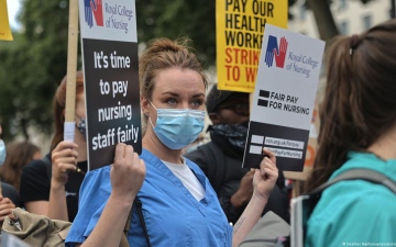 الصورة: الصورة: الممرضون البريطانيون المضربون يخرجون عن صمتهم: المرضى يموتون دون داع