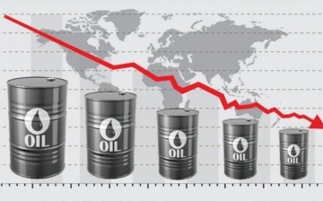 الصورة: الصورة: تراجع أسعار النفط 1% بفعل زيادة مفاجئة ثانية لمخزونات الخام الأمريكية