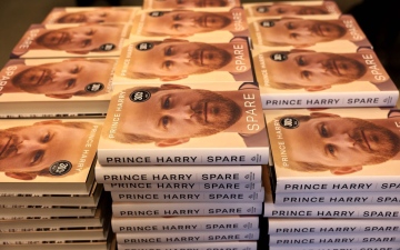الصورة: الصورة: بيع 3.2 مليون نسخة من مذكرات الأمير هاري في الأسبوع الأول