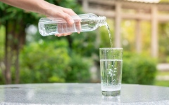 الصورة: الصورة: ما تأثير قلة شرب الماء في الشتاء على جسمك؟