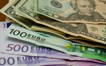 الصورة: الصورة: الدولار يقترب من أدنى مستوى له منذ تسعة أشهر أمام اليورو