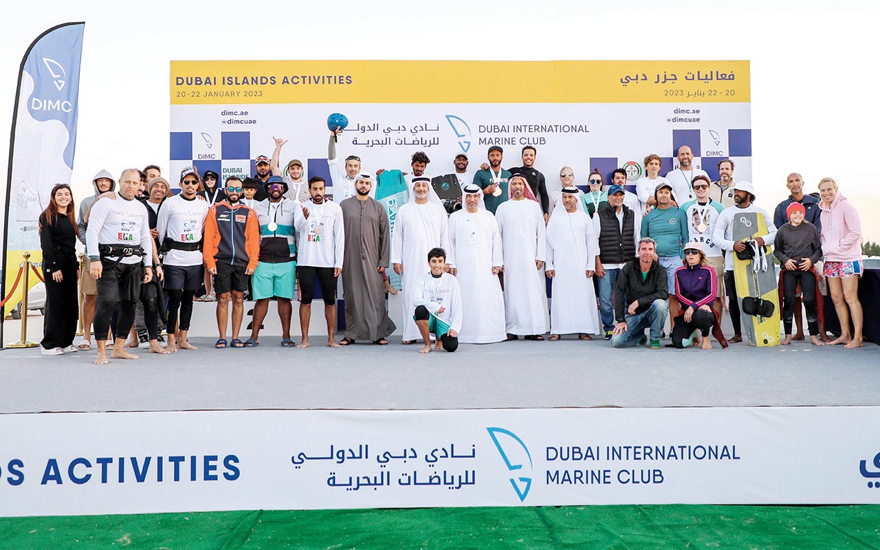 الصورة : لقطة جماعية لأبطال الجولة الأولى لبطولة دبي -كايت سيرف مع كبار الضيوف