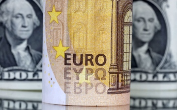 الصورة: الصورة: الدولار ينخفض أمام اليورو