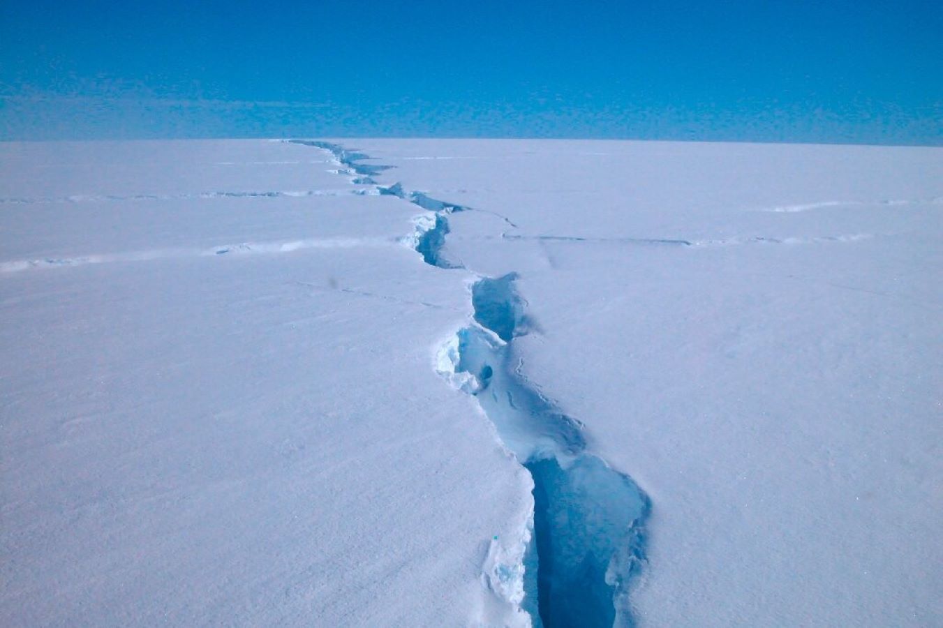 صورة جبل جليدي ينفصل عن القارة القطبية الجنوبية.. فيديو