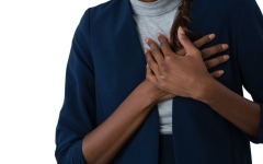 الصورة: الصورة: 5 أعراض شائعة عند النساء تحذر من الإصابة بالنوبة القلبية