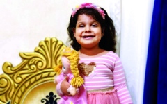 الصورة: الصورة: مجتمع الإمارات يرسم البسمة على وجه الطفلة «سجى»