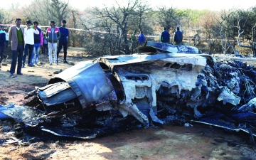 الصورة: الصورة: مقتل طيار في تحطّم طائرتين عسكريتين بالهند