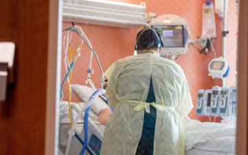 الصورة: الصورة: انخفاض عدد أسرة المستشفيات الأمريكية لمرضى كورونا إلى 31.670 ألف سرير