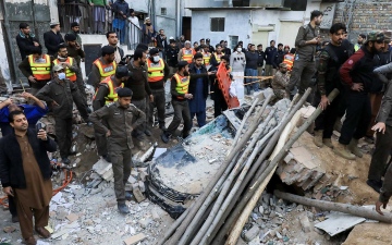 الصورة: الصورة: ارتفاع حصيلة ضحايا انفجار مسجد باكستان