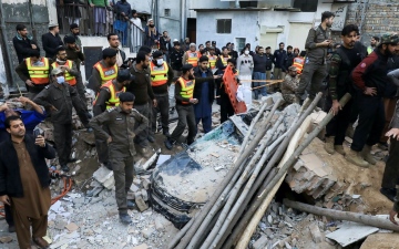 الصورة: الصورة: ارتفاع عدد قتلى انفجار مسجد بباكستان إلى 83 شخصاً