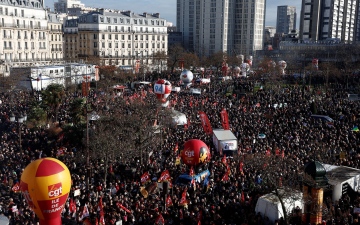 الصورة: الصورة: الإضرابات العمالية توقف نقل الوقود من المصافي في فرنسا