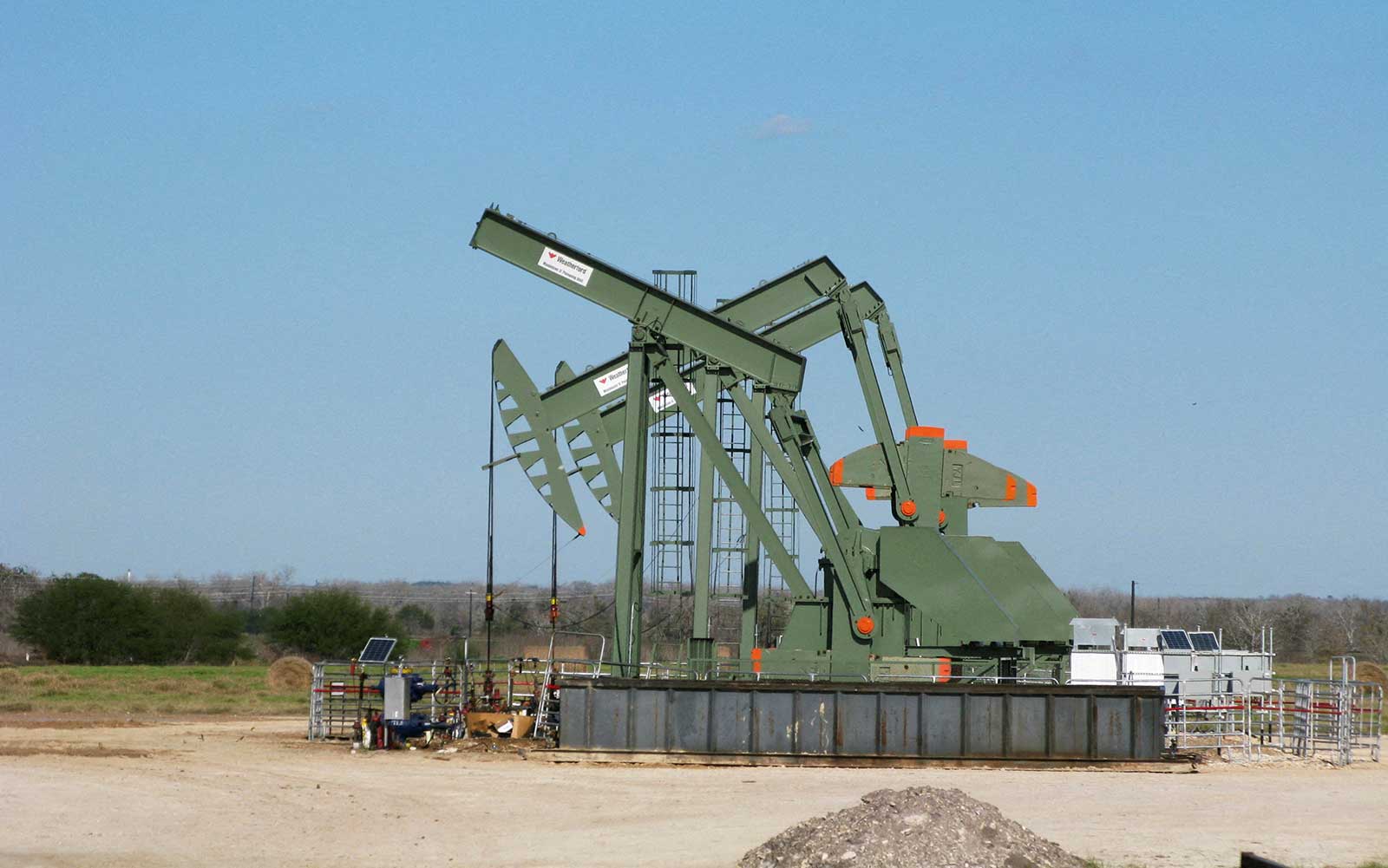 النفط يهوي 3% بفعل زيادة مخزونات الخام والوقود الأمريكية