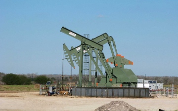 الصورة: الصورة: النفط يهوي 3% بفعل زيادة مخزونات الخام والوقود الأمريكية