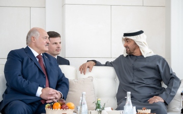 الصورة: الصورة: رئيس الدولة يبحث مع رئيس بيلاروسيا العلاقات الثنائية وسبل تعزيزها