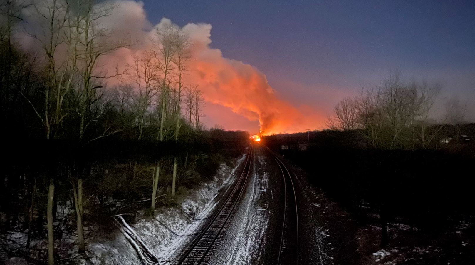 حريق هائل في أوهايو الأمريكية إثر خروج قطار عن مساره