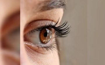 الصورة: الصورة: ظهور نصف قمر في عين الإنسان يشير لهذا المرض