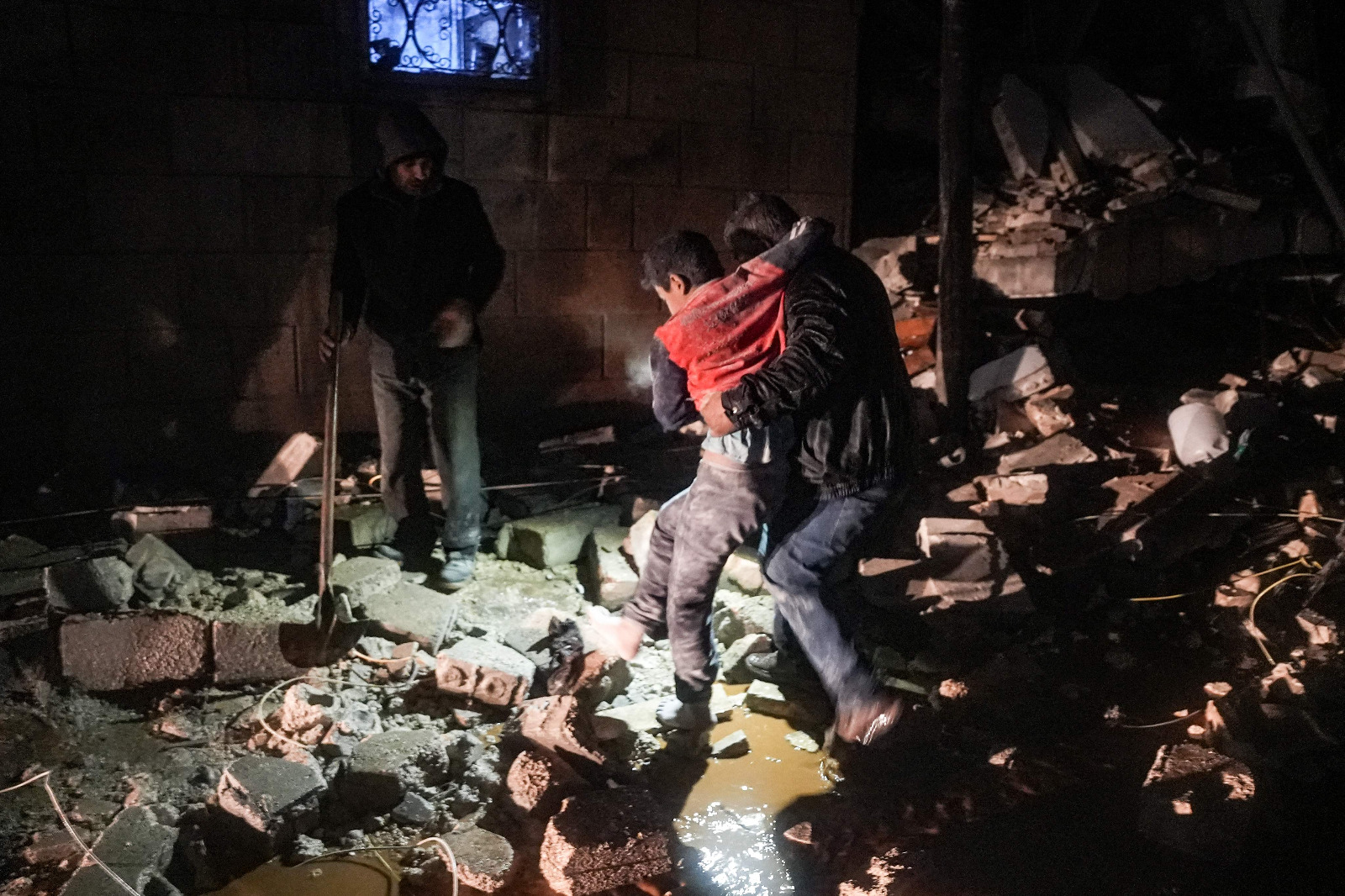 قتلى وجرحى ودمار عشرات المباني في تركيا وسوريا جراء زلزال قوته 8ر7 درجات