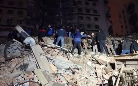 الصورة: الصورة: حطام وإنقاذ بين الأمل والألم في زلزال تركيا