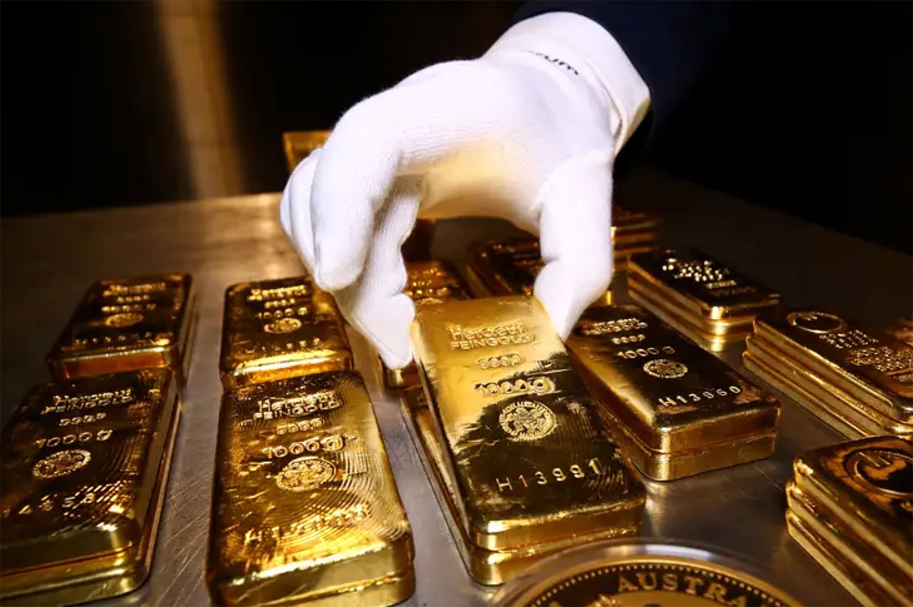 ارتفاع أسعار الذهب مع تراجع الدولار عن أعلى مستوى في شهر