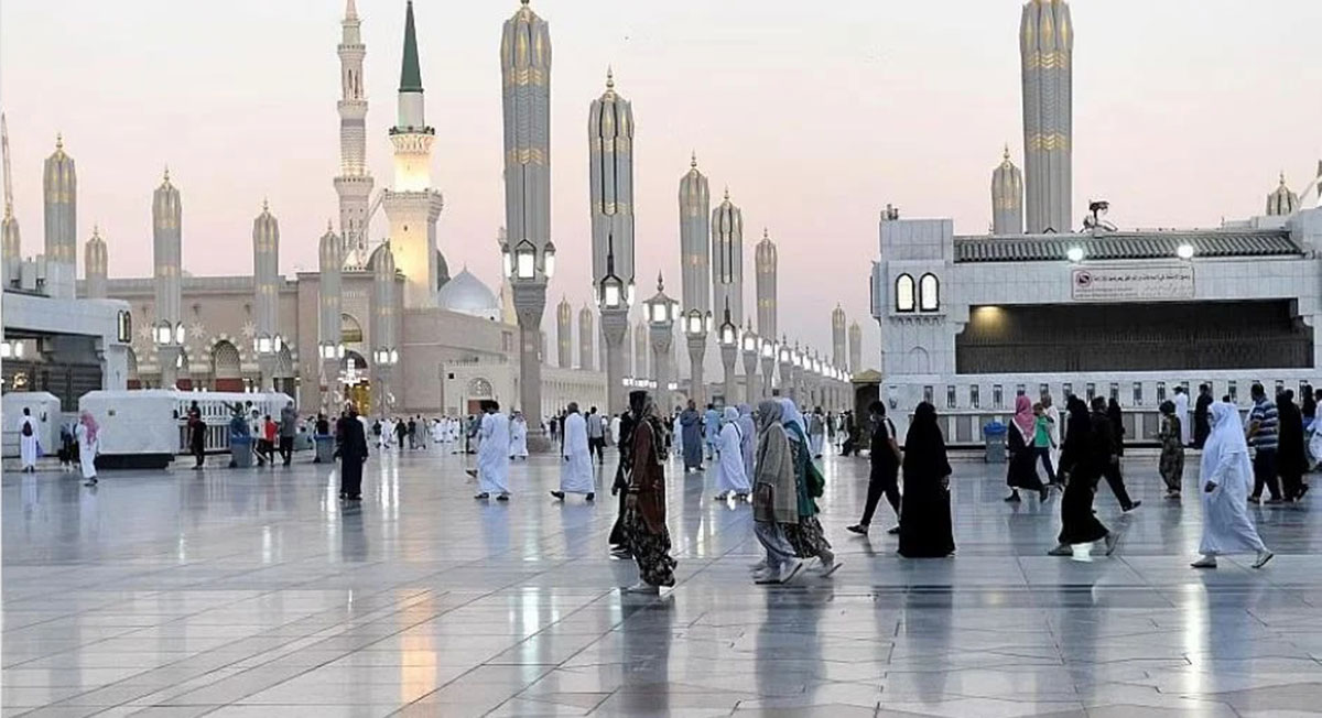سيدتان تدخلان ساحة المسجد النبوي بلباس غير مناسب وإدارة المسجد توضح