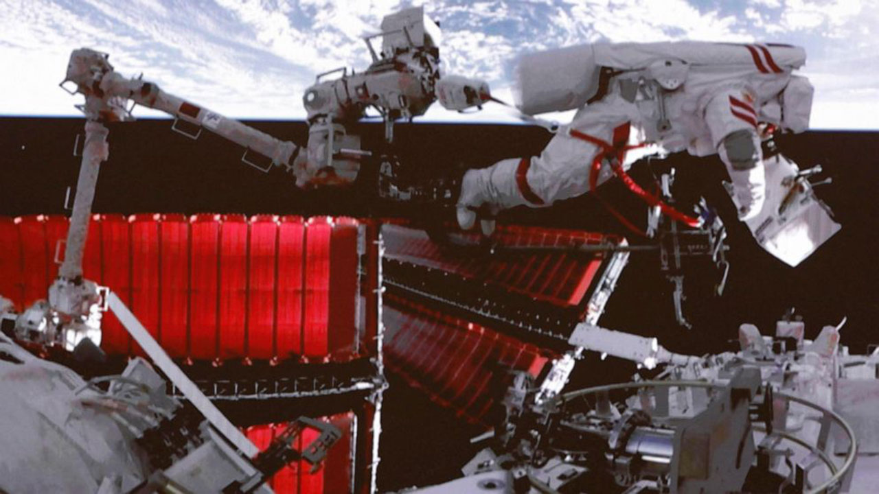 طاقم محطة الفضاء الصينية يكمل جولة سير في الفضاء