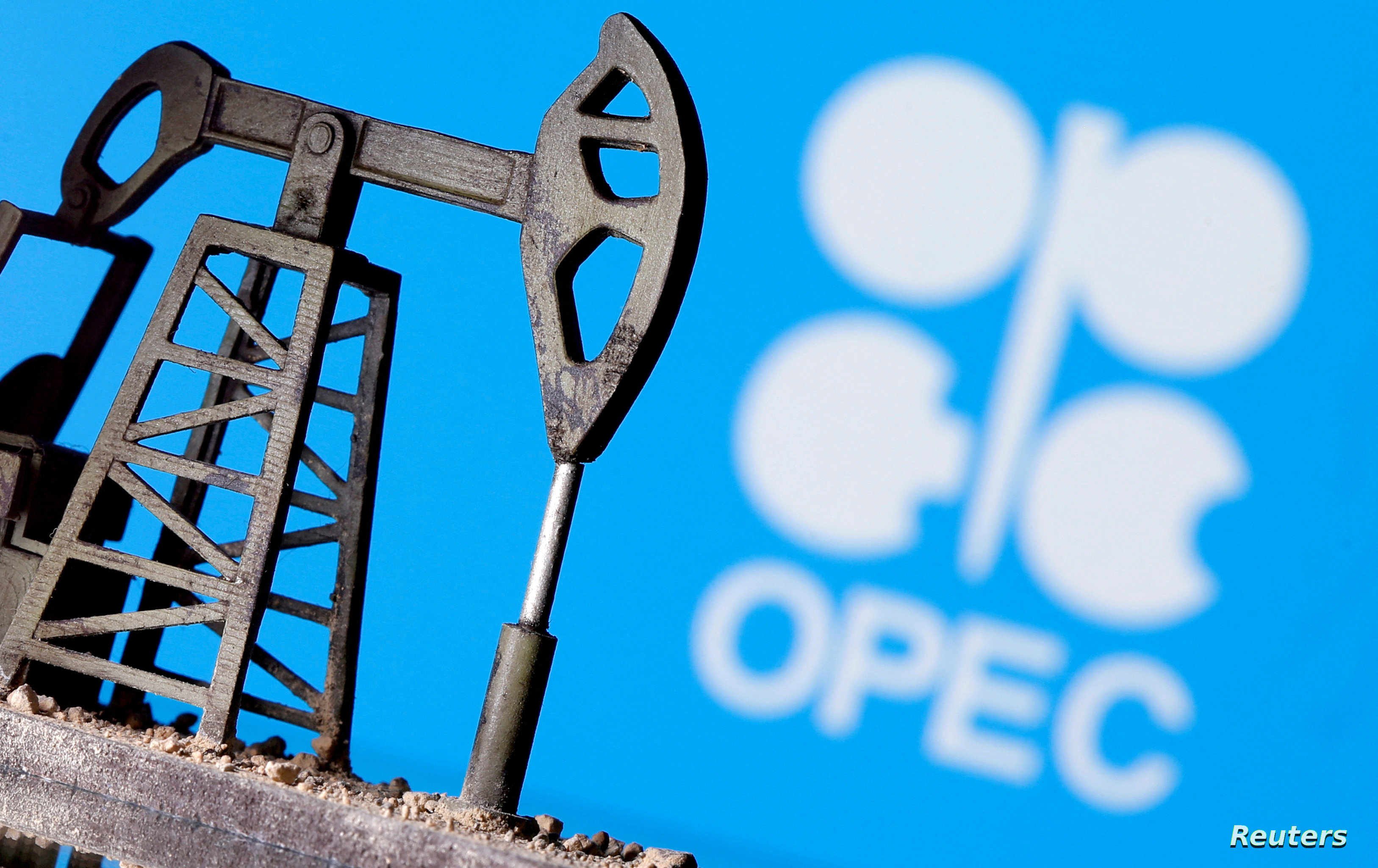 النفط يصعد بأكثر من 2% بعد عزم روسيا خفض الإنتاج