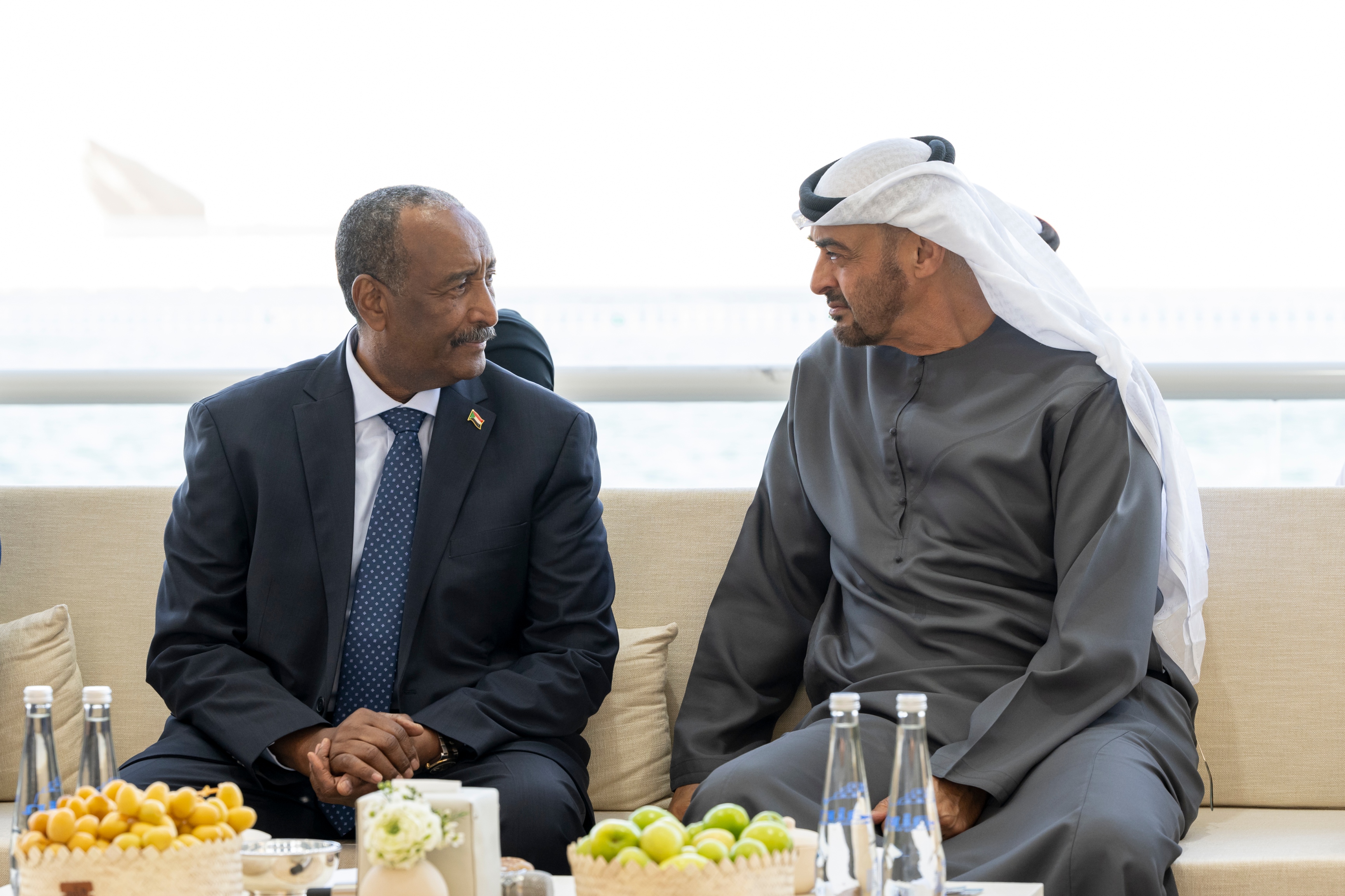 رئيس الدولة يستقبل رئيس مجلس السيادة الانتقالي في السودان