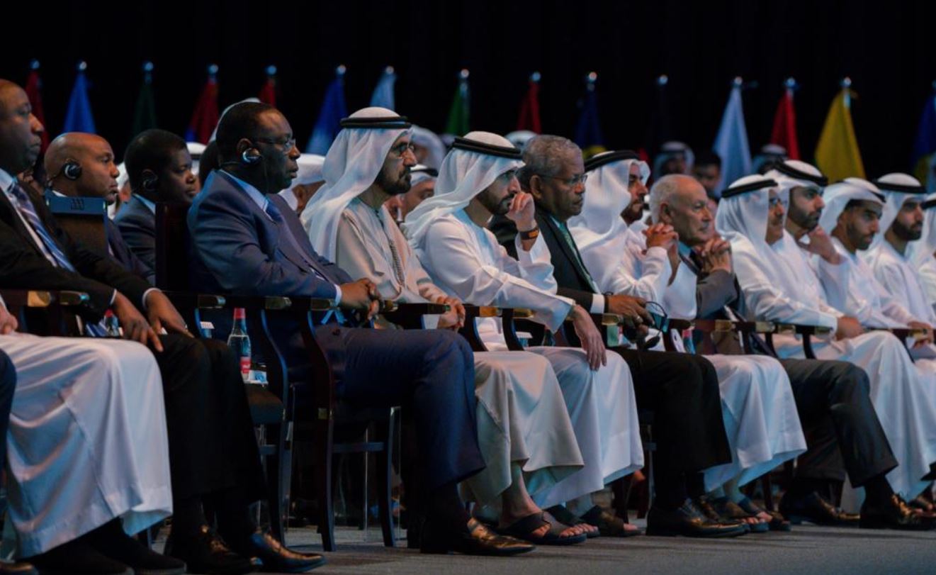 محمد بن راشد يشهد جلسة حوارية لحاكم رأس الخيمة في القمة العالمية للحكومات