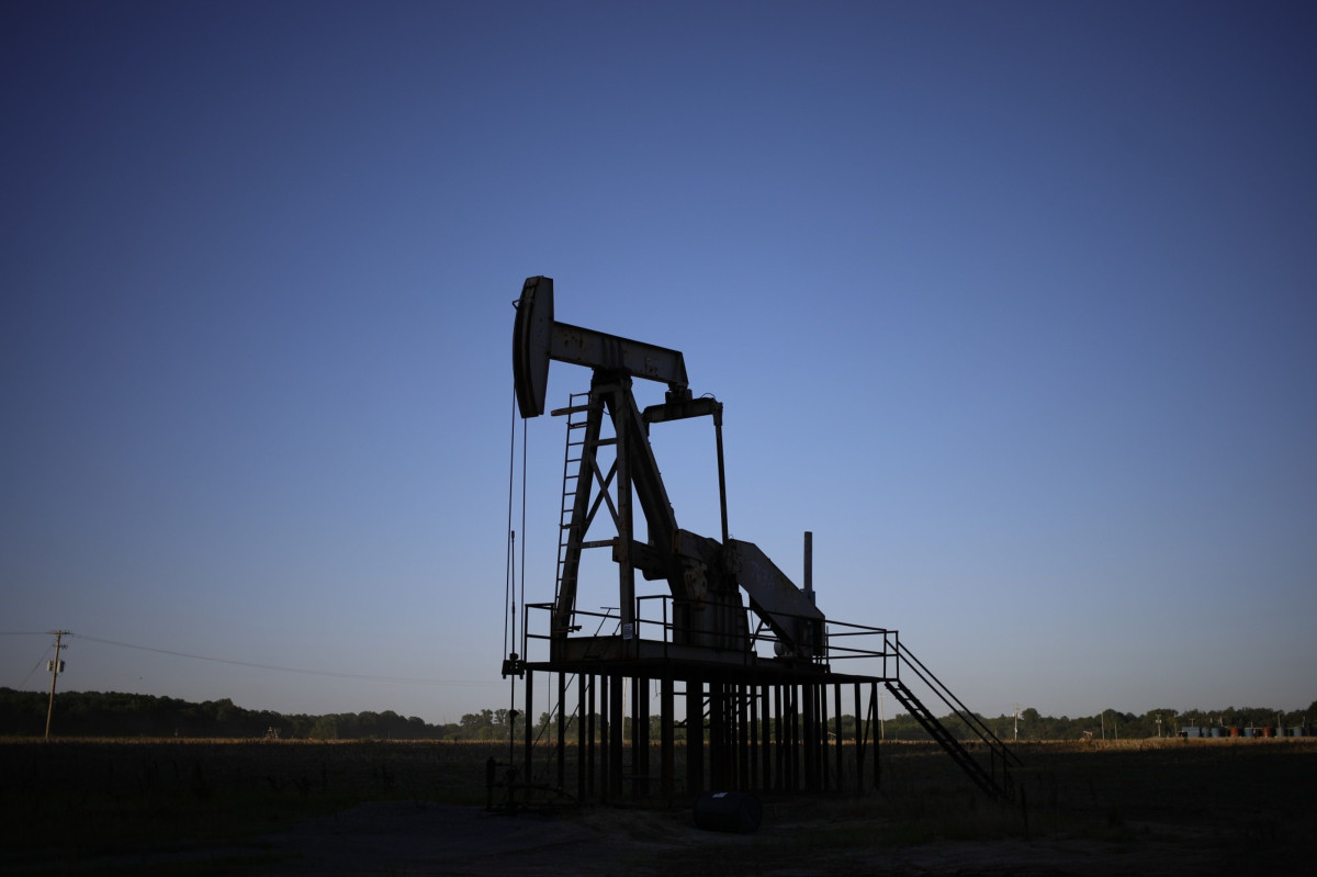 النفط يهبط بعد بيانات مخزونات الخام الأمريكية