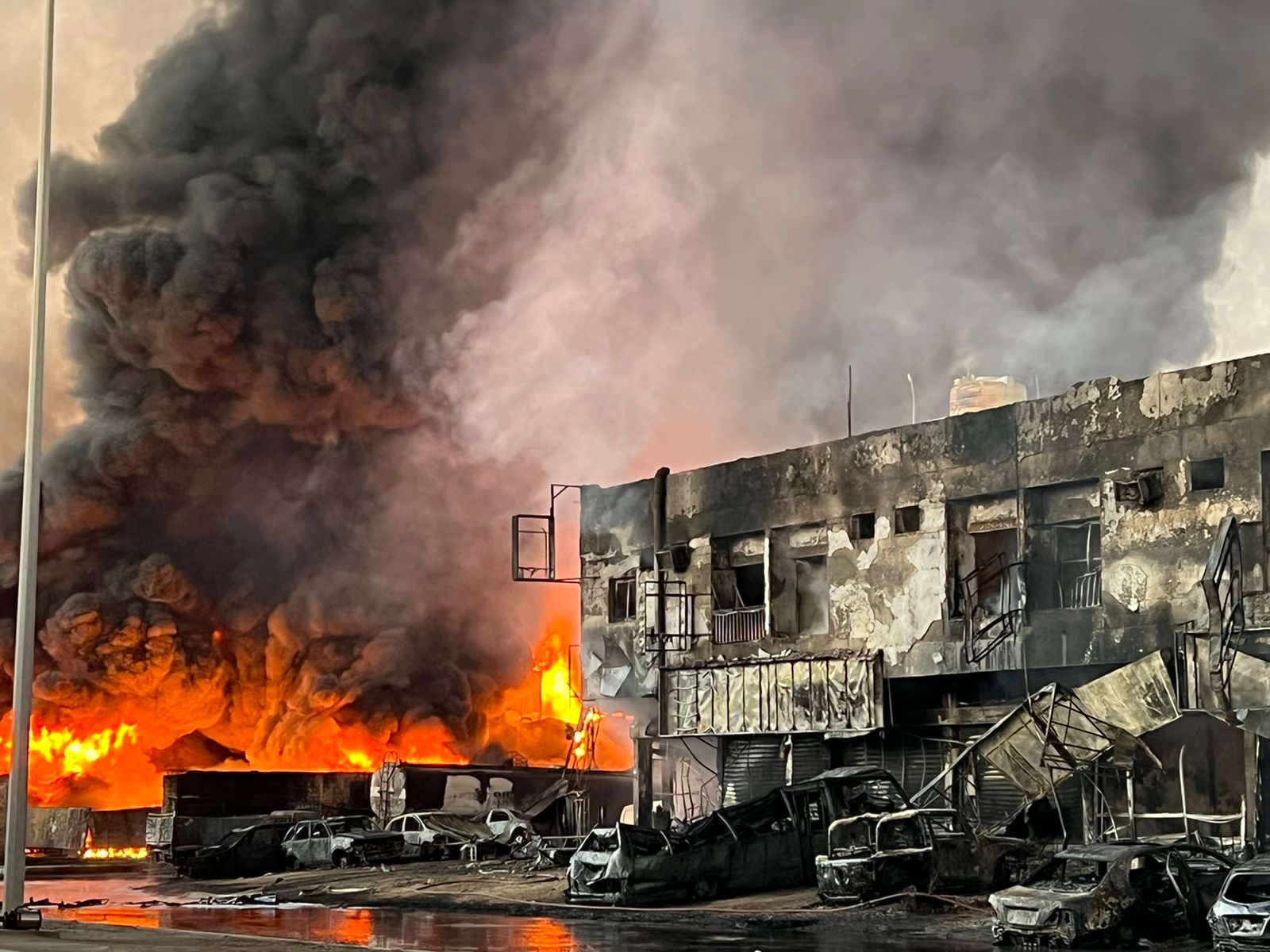 السيطرة على حريق ضخم في مصنع للزيوت بعجمان 