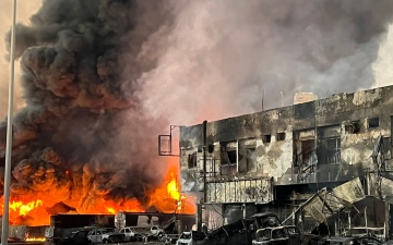 الصورة: الصورة: السيطرة على حريق متطور في مصنع للزيوت بعجمان "فيديو"