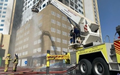 الصورة: الصورة: السيطرة على حريق في برج سكني بعجمان