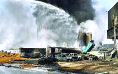 الصورة: الصورة: «مدني عجمان» يسيطر على حريق في مصانع للزيوت وبرج سكني