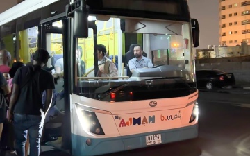 الصورة: الصورة: "مواصلات عجمان": 15 حافلة تنقل 370 شخصاً من المتأثرين بحريق برج عجمان