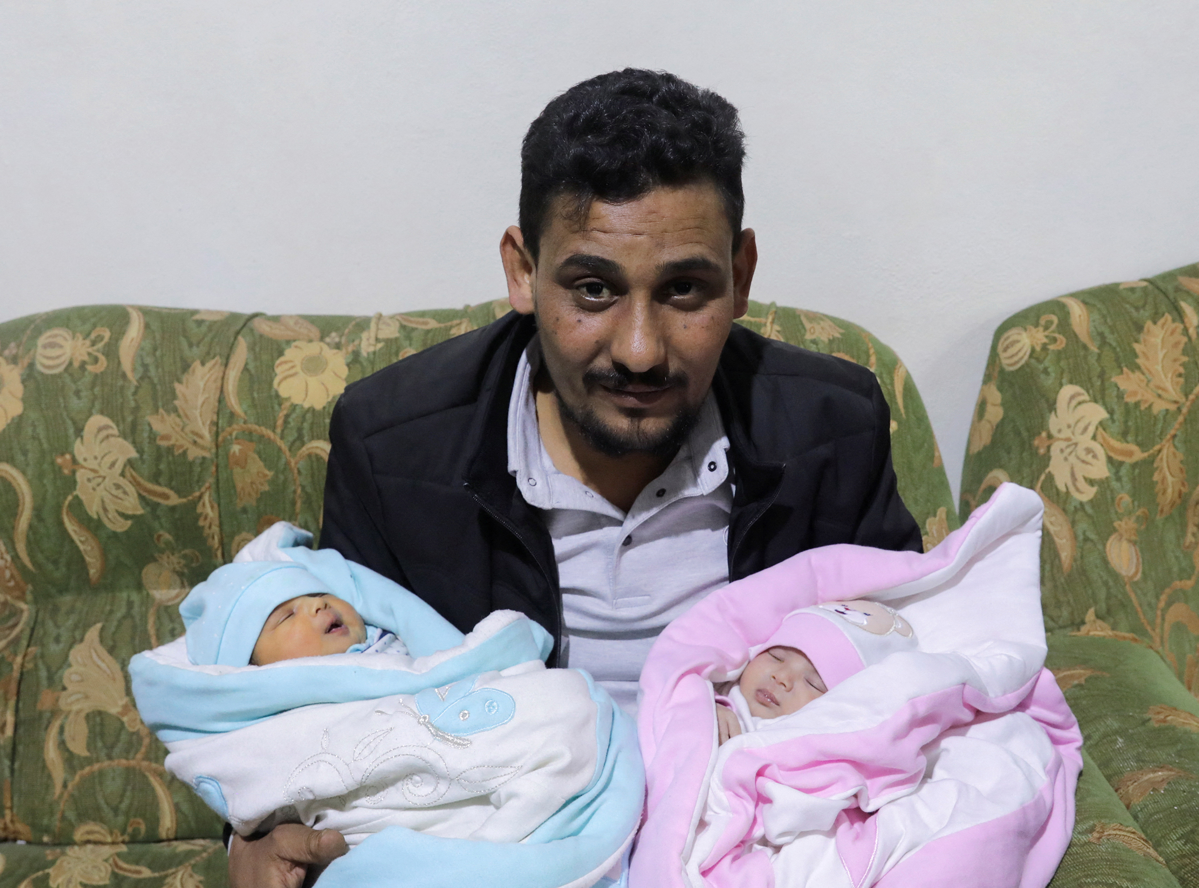 سوريا.. لم شمل طفلة ولدت أثناء الزلزال مع أسرة عمتها بعد وفاة والديها