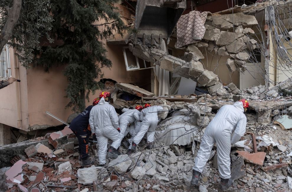 انتشال الناجين من زلزال تركيا مستمر والبعض يتمنى العثور على ذويه ولو أموات