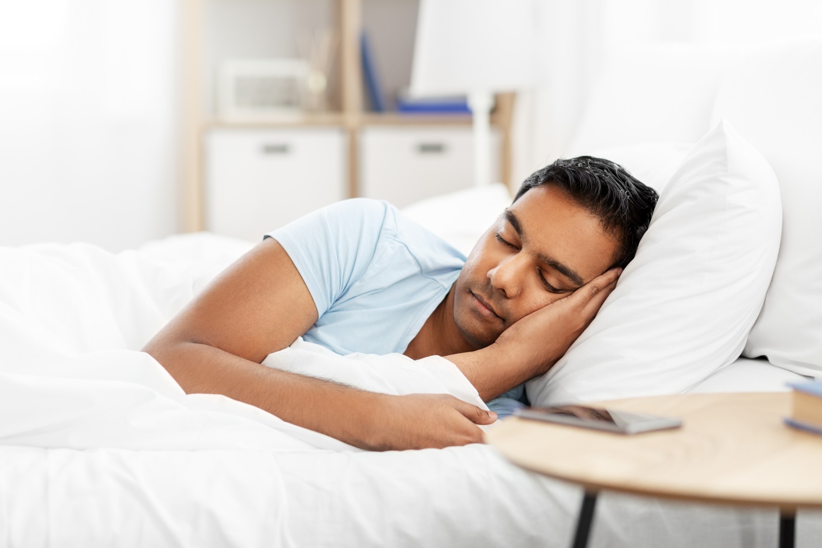 دراسة علمية تثبت أن البشر يحتاجون للنوم فترات أطول في فصل الشتاء