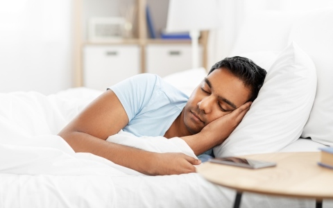 الصورة: الصورة: دراسة علمية تثبت أن البشر يحتاجون للنوم فترات أطول في فصل الشتاء