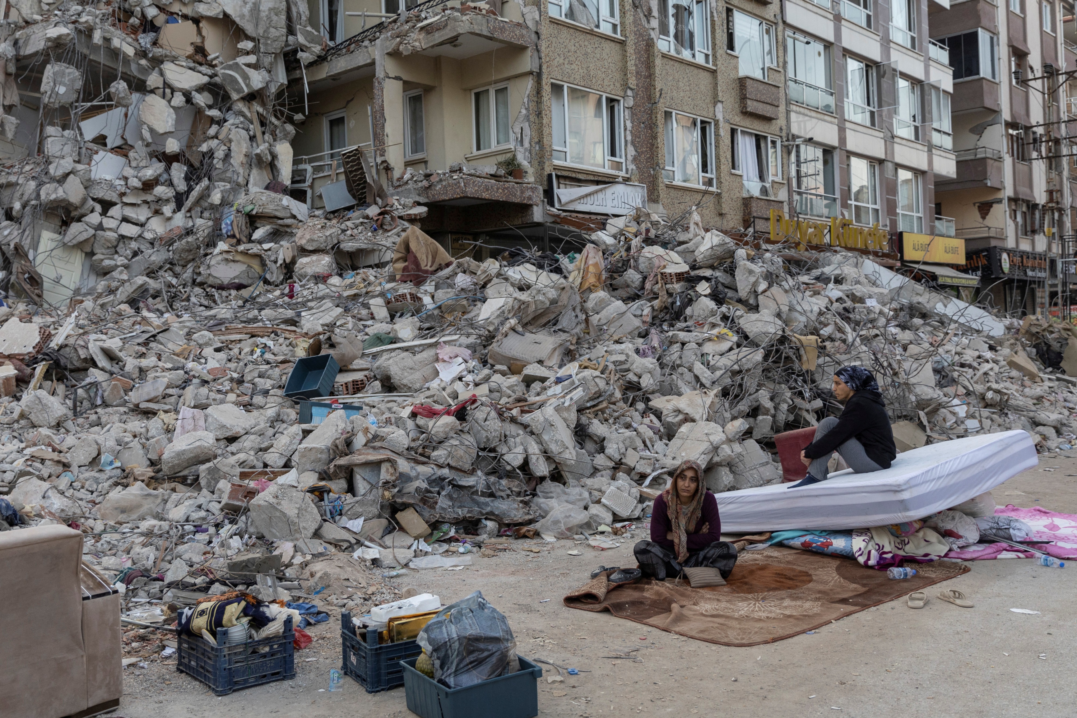 عدد قتلى الزلزال يتجاوز 50 ألفا في تركيا وسوريا