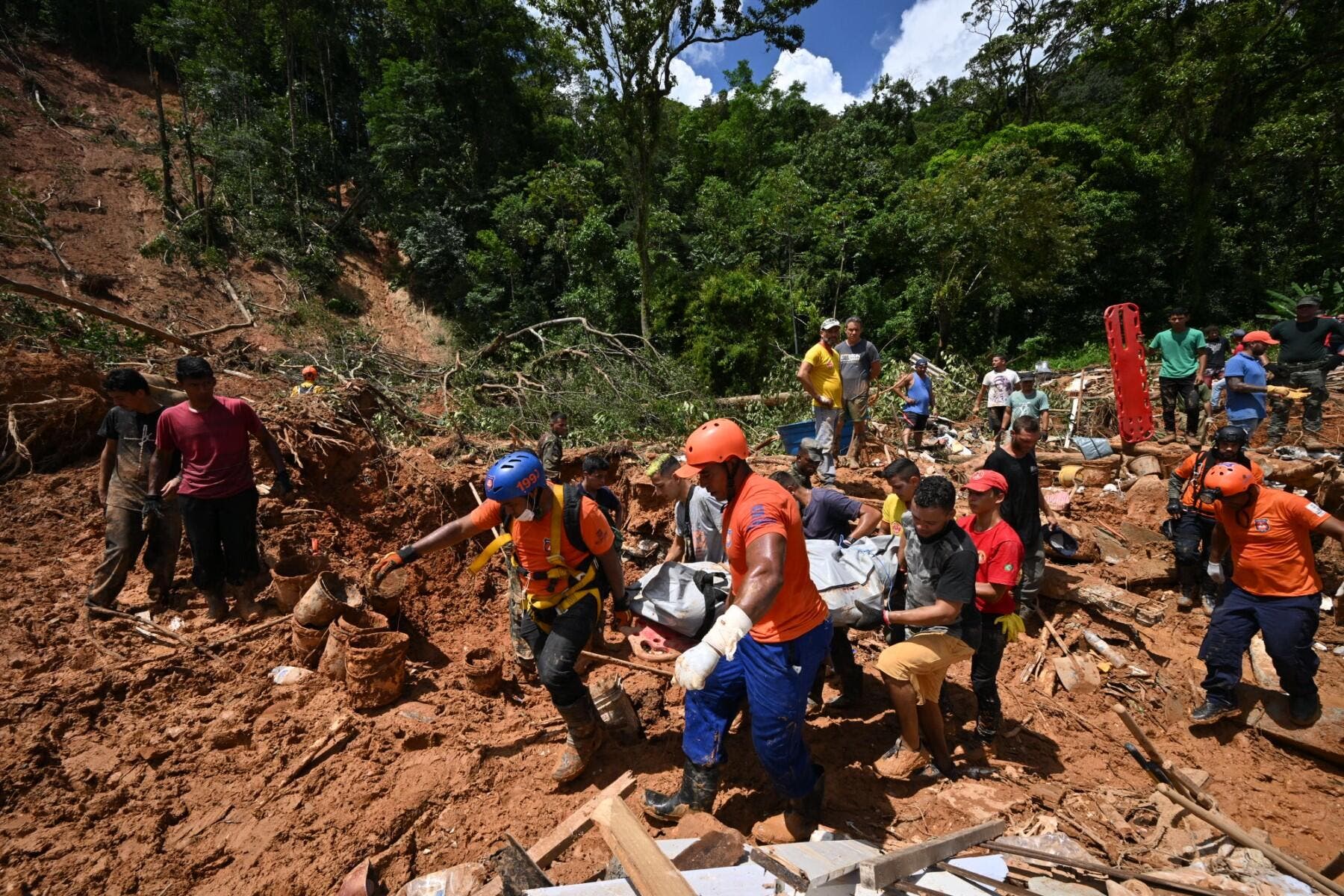 57 قتيلاً جراء الفيضانات والانهيارات الأرضية في البرازيل