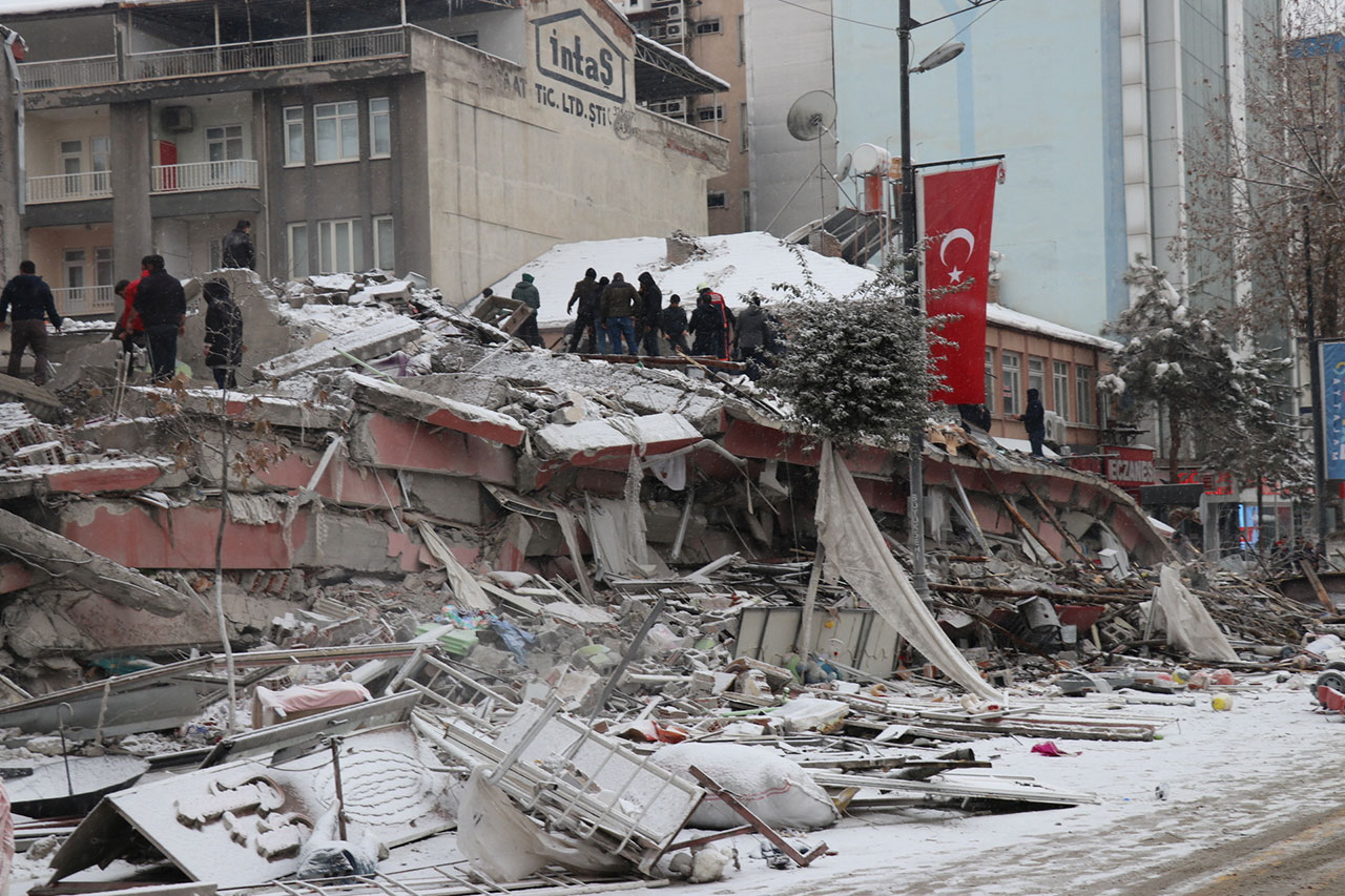 انهيار عدة مبان في ملاطيا جنوبي تركيا إثر زلزال اليوم