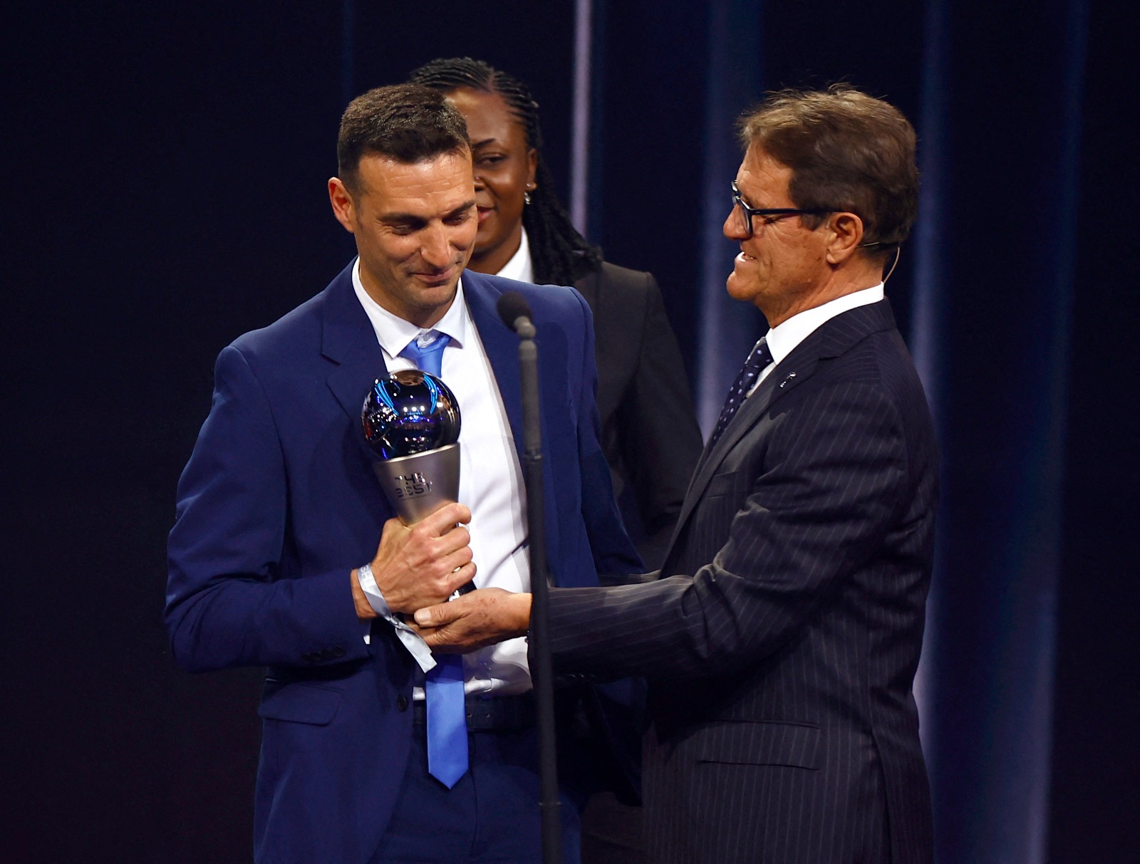 الأرجنتيني سكالوني يفوز بجائزة أفضل مدرب في العالم