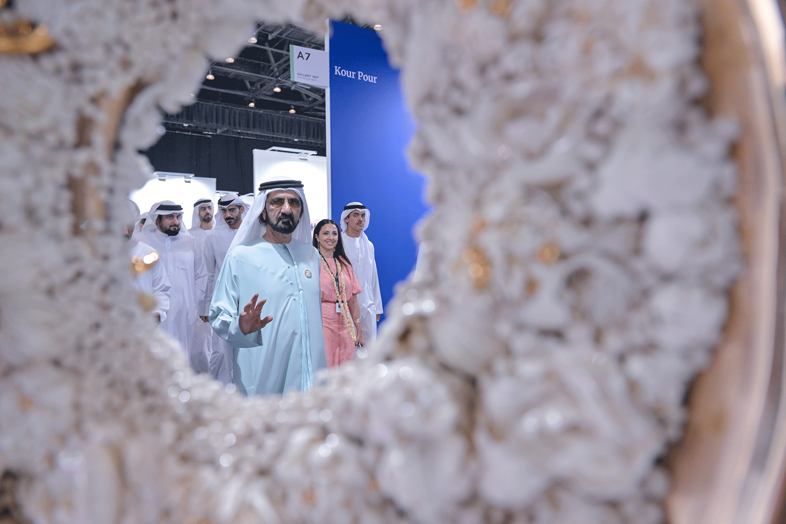 الصورة : نائب رئيس الدولة خلال تفقده «آرت دبي »2023 بحضور أحمد بن محمد