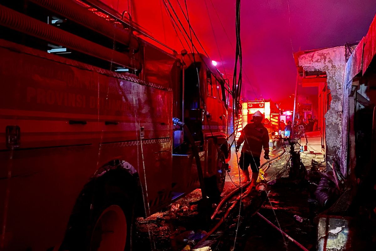 إندونيسيا.. 17 قتيلاً في حريق بمستودع وقود