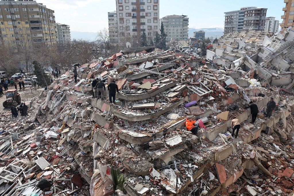 تركيا : إنقاذ مصابين عقب انهيار مبنى متأثراً بالزلازل