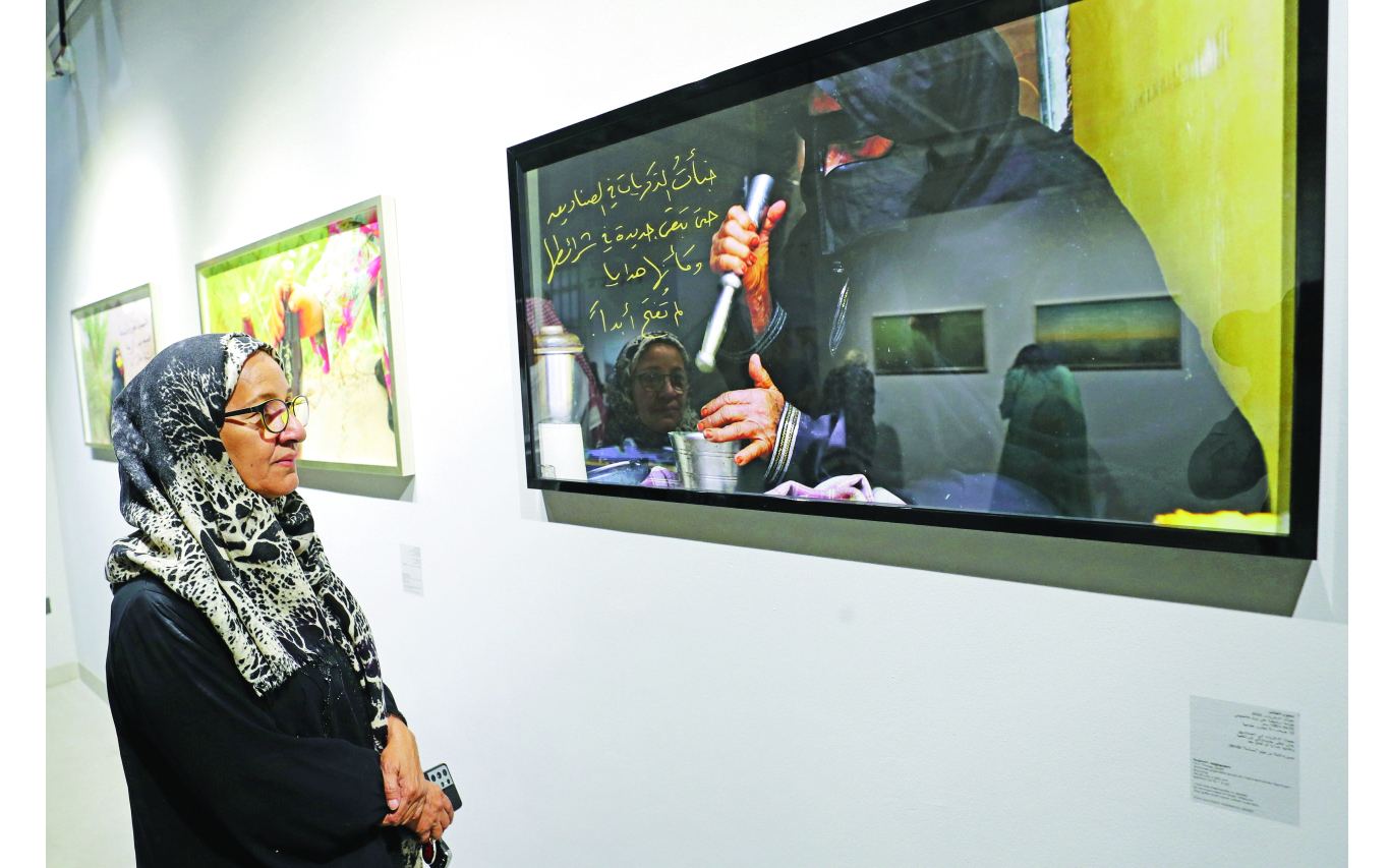 الصورة : نجاة مكي خلال اطلاعها على إبداعات نجوم الغانم في المعرض | تصوير: إبراهيم الصادق