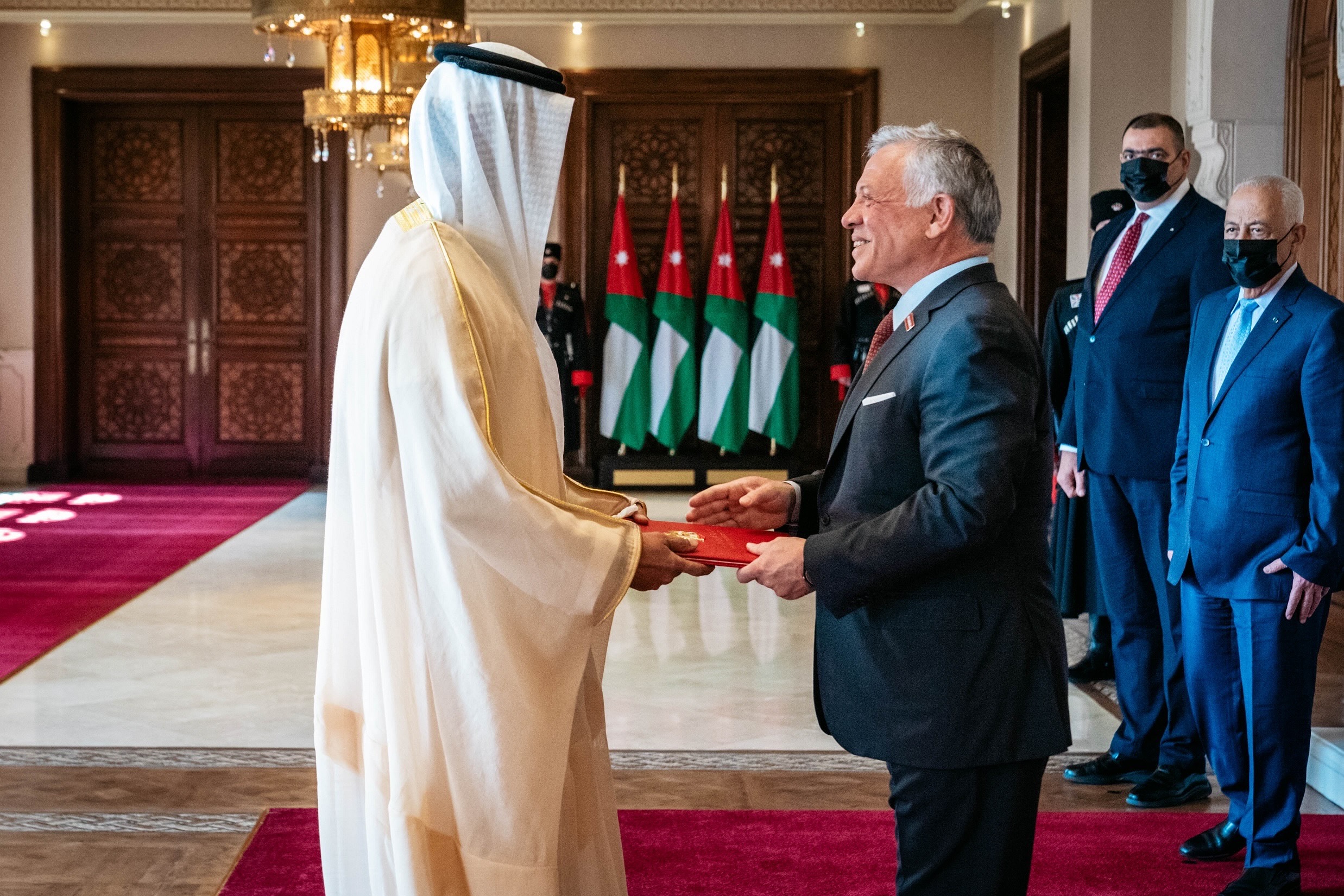 سفير الإمارات يقدم أوراق اعتماده إلى ملك الأردن